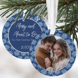 Eerste kerst verloofde koppels foto poinsettia ornament<br><div class="desc">Herdenk je eerste kerst als verloofd stel met dit prachtige foto-ornament met een klassiek blauw-wit handgetekende poinsettia-patroon met een foto aan de ene kant en jouw tekst aan de achterkant.</div>