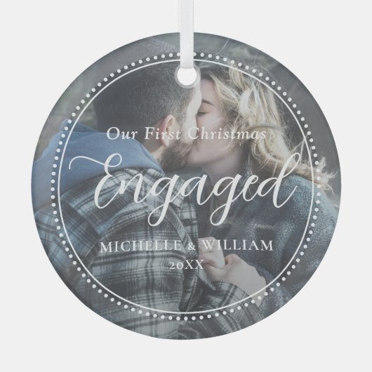 Eerste kerst verloofde script overlay foto glas ornament (Voorkant)