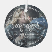 Eerste kerst verloofde script overlay foto glas ornament (Achterkant)