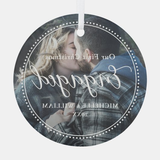 Eerste kerst verloofde script overlay foto glas ornament (Achterkant)