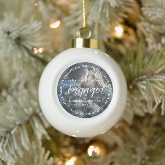 Eerste kerst verloofde script overlay foto keramische bal ornament (Boom)