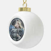 Eerste kerst verloofde script overlay foto keramische bal ornament (Rechts)