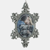 Eerste kerst verloofde script overlay foto tin sneeuwvlok ornament (Links)