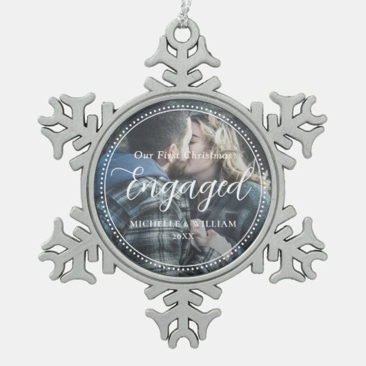 Eerste kerst verloofde script overlay foto tin sneeuwvlok ornament (Voorkant)