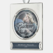 Eerste kerst verloofde script overlay foto verzilverd banner ornament (Links)