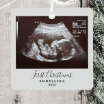 Eerste kerstbevalling Ultrasound Announision Metalen Ornament<br><div class="desc">Het is altijd een goed moment om dit spannende nieuws te delen met je naaste en beste. Perfect kerstcadeauidee voor de oma de rest van de familie met een ultrasone fotoversiering. Voeg gemakkelijk de foto van het aftasten van de baby en een naam toe door de knoop "aan te passen"aan...</div>