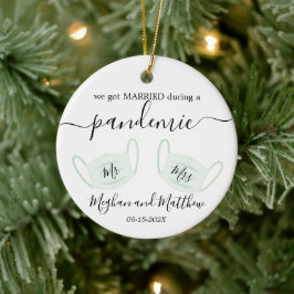 Eerste kerstbruiloft pandemische quarantainemachin keramisch ornament