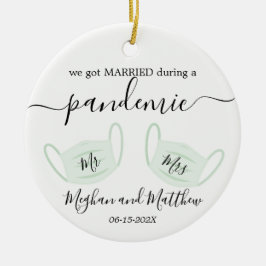 Eerste kerstbruiloft pandemische quarantainemachin keramisch ornament
