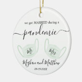 Eerste kerstbruiloft pandemische quarantainemachin keramisch ornament (Links)