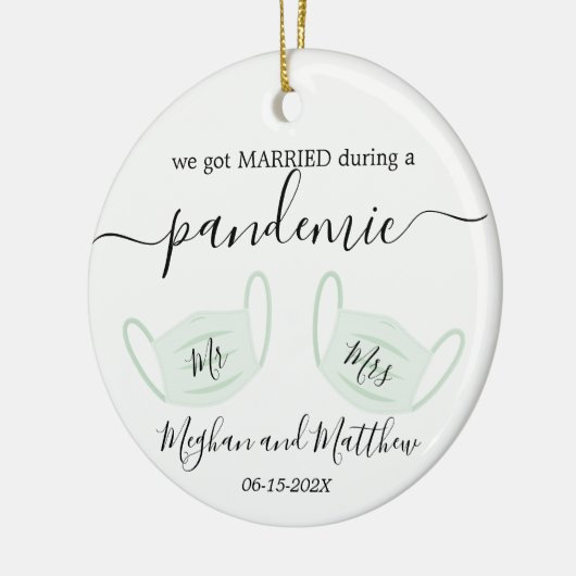 Eerste kerstbruiloft pandemische quarantainemachin keramisch ornament (Links)