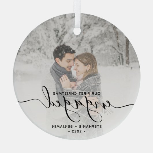Eerste kerstcadeautje Aangepaste foto Zwart script Glas Ornament (Achterkant)