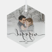 Eerste kerstcadeautje Aangepaste foto Zwart script Glas Ornament (Achterkant)