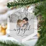 Eerste kerstcadeautje Aangepaste foto Zwart script Glas Ornament<br><div class="desc">Herdenking je verloving met deze mooie moderne keepaardversiering. De zwarte tekst staat "Ons eerste kerstfeest bezet", met het woord "verloofd" in elegant handschrift met een bloei voor en na. Vervang het afbeelding van de steekproef met uw favoriete foto, en voeg uw namen en het jaar toe. Een witte de hulp...</div>