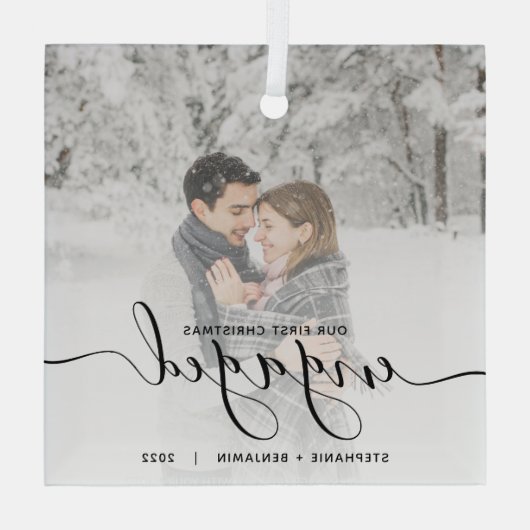 Eerste kerstcadeautje Aangepaste foto Zwart script Glas Ornament (Achterkant)