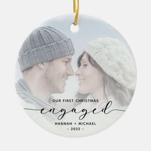 Eerste kerstcadeautje Aangepaste foto Zwart script Keramisch Ornament (Voorkant)