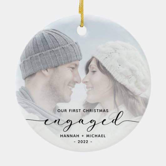 Eerste kerstcadeautje Aangepaste foto Zwart script Keramisch Ornament (Achterkant)