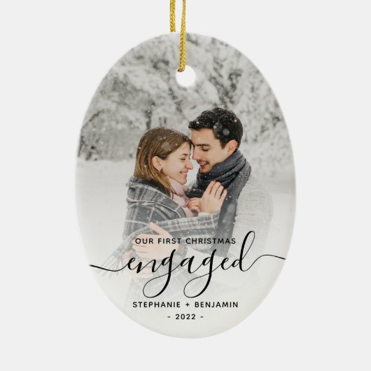 Eerste kerstcadeautje Aangepaste foto Zwart script Keramisch Ornament (Achterkant)