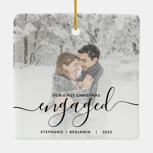 Eerste kerstcadeautje Aangepaste foto Zwart script Keramisch Ornament (Achterkant)