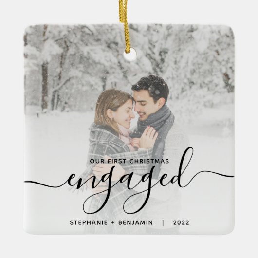 Eerste kerstcadeautje Aangepaste foto Zwart script Keramisch Ornament (Voorkant)