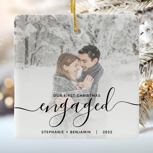 Eerste kerstcadeautje Aangepaste foto Zwart script Keramisch Ornament