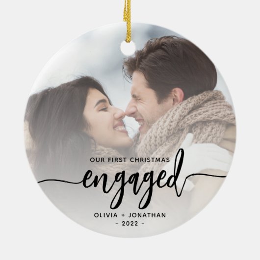 Eerste kerstcadeautje Aangepaste foto Zwart script Keramisch Ornament (Achterkant)