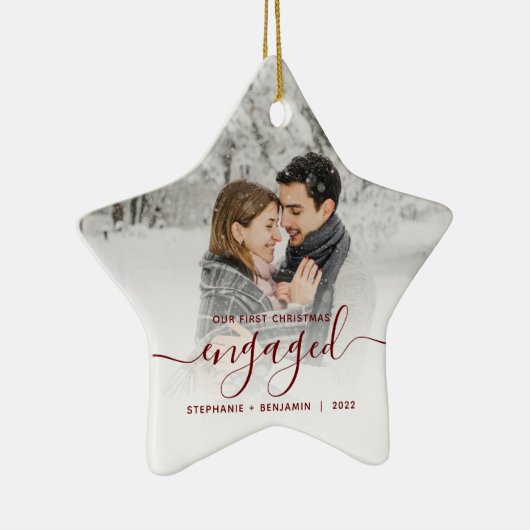 Eerste kerstcadeautje Foto Burgundy Script Keramisch Ornament (Rechts)