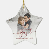 Eerste kerstcadeautje Foto Burgundy Script Keramisch Ornament (Links)