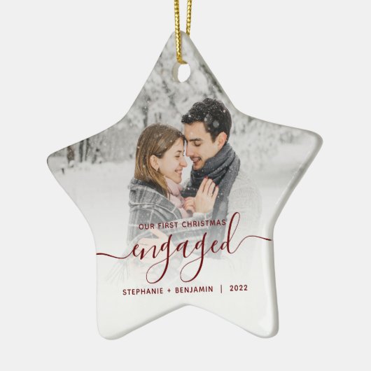 Eerste kerstcadeautje Foto Burgundy Script Keramisch Ornament (Links)