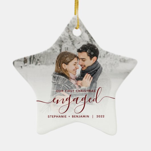 Eerste kerstcadeautje Foto Burgundy Script Keramisch Ornament (Achterkant)