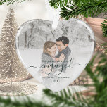 Eerste kerstcadeautje Foto Green Script Heart Ornament<br><div class="desc">Herinneer je verloving met dit prachtige, hartvormige keepaardse ornament. De groene tekst luidt "Onze eerste Kerstmis bezet, "met het woord "bezeten"in elegant handschrift manuscript met bloei voor en na. Vervang het afbeelding van de steekproef met uw favoriete foto, en voeg uw namen en het jaar toe. Een witte de hulp...</div>