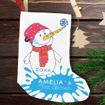 Eerste kerstcadeautje Snowman Snowflake Tekening Kleine Kerstsok<br><div class="desc">Eerste kerstcadeautje Snowman Snowflake Tekening kerstststop. Cute sneeuwman met een sneeuwvlok op zijn neus. De achtergrond is een blauwe kleursplash met witte sneeuwvlokken. Eenvoudig te personaliseren met jouw naam en geboortejaar.</div>