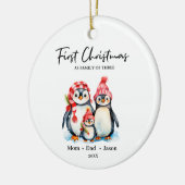 Eerste kerstdag als familie van drie pinguïns keramisch ornament (Links)