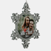 Eerste Kerstdag als Mr & Mrs NEWLY WED Tin Sneeuwvlok Ornament (Links)