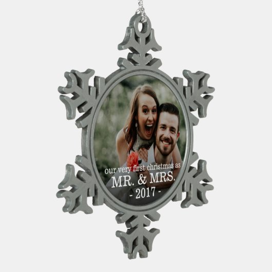Eerste Kerstdag als Mr & Mrs NEWLY WED Tin Sneeuwvlok Ornament (Links)