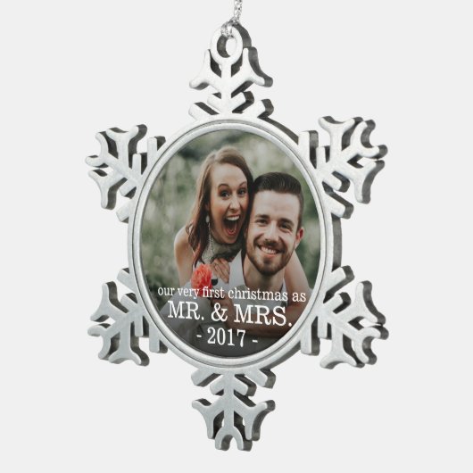 Eerste Kerstdag als Mr & Mrs NEWLY WED Tin Sneeuwvlok Ornament (Rechts)