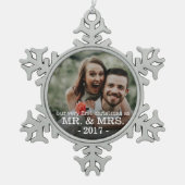 Eerste Kerstdag als Mr & Mrs NEWLY WED Tin Sneeuwvlok Ornament (Voorkant)