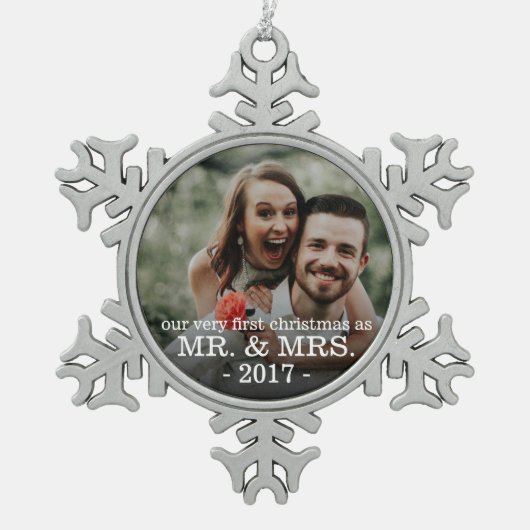 Eerste Kerstdag als Mr & Mrs NEWLY WED Tin Sneeuwvlok Ornament (Voorkant)
