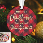 Eerste Kerstdag Grootouders Gold Red Pset Foto Ornament<br><div class="desc">***** Vergeet niet uw favoriete foto op de achterkant te uploaden. Als u de fotoplaatsing niet nodig hebt, kunt u deze verwijderen met een ontwerptool ***** Als grootouders met dit Classic Red Buffalo Pset Photo Ornament vieren. Het toevoegen van een favoriete foto en tekst aan dit gracieuze ontwerp voor een...</div>