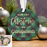 Eerste Kerstdag Grootouders Groen Tartan Foto Ornament<br><div class="desc">***** Vergeet niet uw favoriete foto op de achterkant te uploaden. Als u de fotoplaatsing niet nodig hebt, kunt u deze verwijderen met een ontwerptool ***** Als grootouders met dit Classy Green Pset Photo-Ornament voor de eerste Kerstmis vieren. Het toevoegen van een favoriete foto en tekst aan dit gracieuze ontwerp...</div>