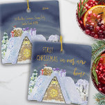 Eerste kerstdag Nieuwe thuisbasis voor kersttop ke Keramisch Ornament<br><div class="desc">Eerste Kerstmis in een nieuw ornament voor thuisvakantie - dat u kunt bewerken voor alleenstaande, koppels en gezinnen en dat u kunt personaliseren met het jaar en uw nieuwe adres. Fun design met luie daktop tegen de middernacht, met santa-voetafdrukken in de sneeuw en een paar cadeautjes die klaar zijn om...</div>