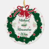Eerste Kerstdag Samen Krans en Holly Keramisch Ornament (Achterkant)
