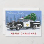 Eerste kerstdag Vintage politiepagina Feestdagenkaart<br><div class="desc">Stuur je familie en vrienden dit vakantieseizoen warme wensen en vergroot de vrolijkheid met dit geïnspireerde platte wenskaart. In dit ontwerp zit een vintage politieauto met een kerstboom in de sneeuw. De woorden "Vrolijk Kerstfeest" worden in de moderne rode typografie en jouw naam gespeend om je te personaliseren. De achterkant...</div>