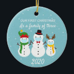 Eerste kerstfamilie van 3 Snowman 2020 Keramisch Ornament<br><div class="desc">Dit ontwerp werd gecreeerd door digitale kunst. Het kan op het verstrekte gebied worden gepersonaliseerd of door de foto te veranderen of uw eigen woorden toe te voegen worden aangepast. Neem contact met me op colorflowcreations@gmail.com als je dit ontwerp op een ander product wilt gebruiken. Koop mijn oorspronkelijke abstracte acrylschilderij...</div>