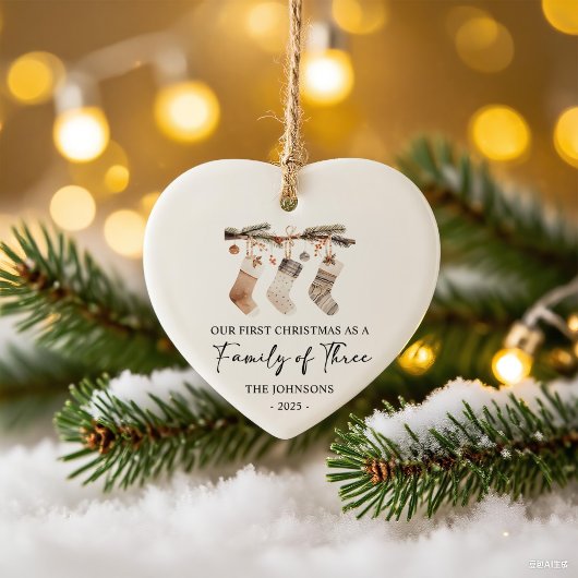 Eerste kerstfeest als een gezin van drie keramisch ornament
