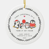 Eerste kerstfeest als gezin van vier pinguïns keramisch ornament (Voorkant)