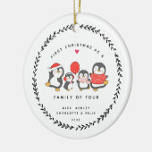 Eerste kerstfeest als gezin van vier pinguïns keramisch ornament (Links)