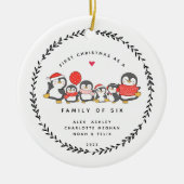 Eerste kerstfeest als gezin van zes pinguïns keramisch ornament (Voorkant)