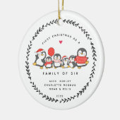 Eerste kerstfeest als gezin van zes pinguïns keramisch ornament (Links)