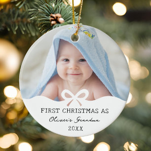 Eerste kerstfeest als oma met strik op maat gemaak keramisch ornament