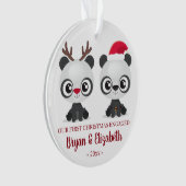 Eerste Kerstfeest geëngageerd of gehuwde grappige  Ornament (voorkant)